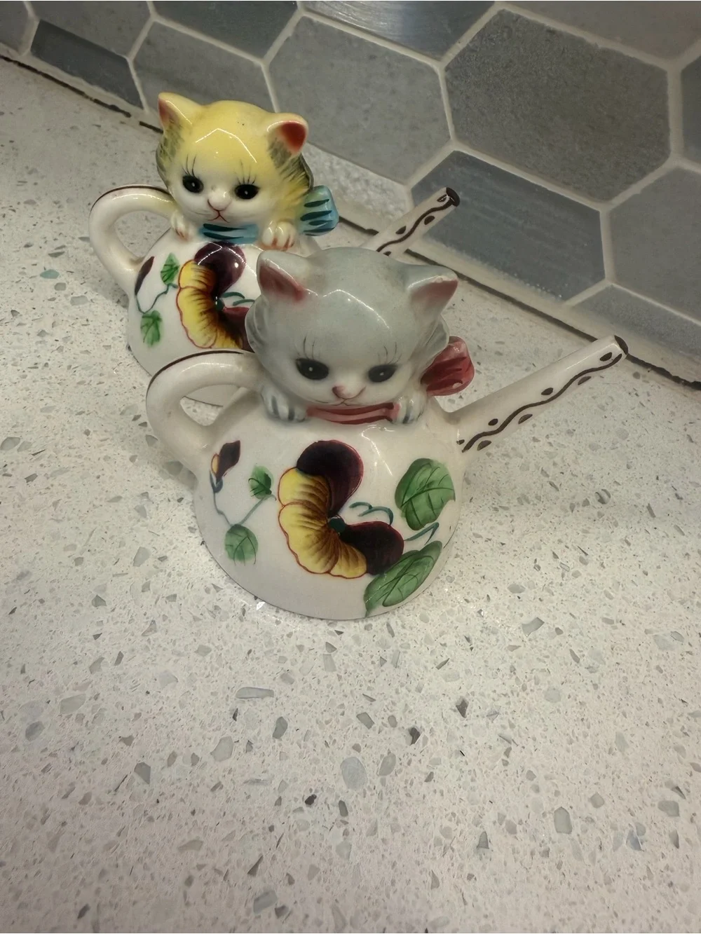 Vintage 1950 Napco Cat on Tea Pot Salt & Pepper Shakers. MCM. Rare. Bring Offers